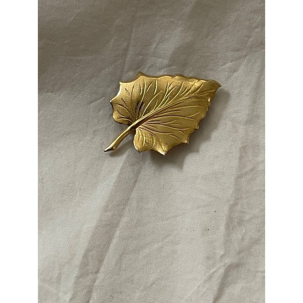 Vintage Gold-tone Lightweight Leaf Brooch - Picture 8 of 12